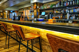 Barra con sillas altas - Massé Drinks & Pool