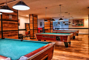 Zona de juego - MEsas de Billar - Massé Drinks & Pool
