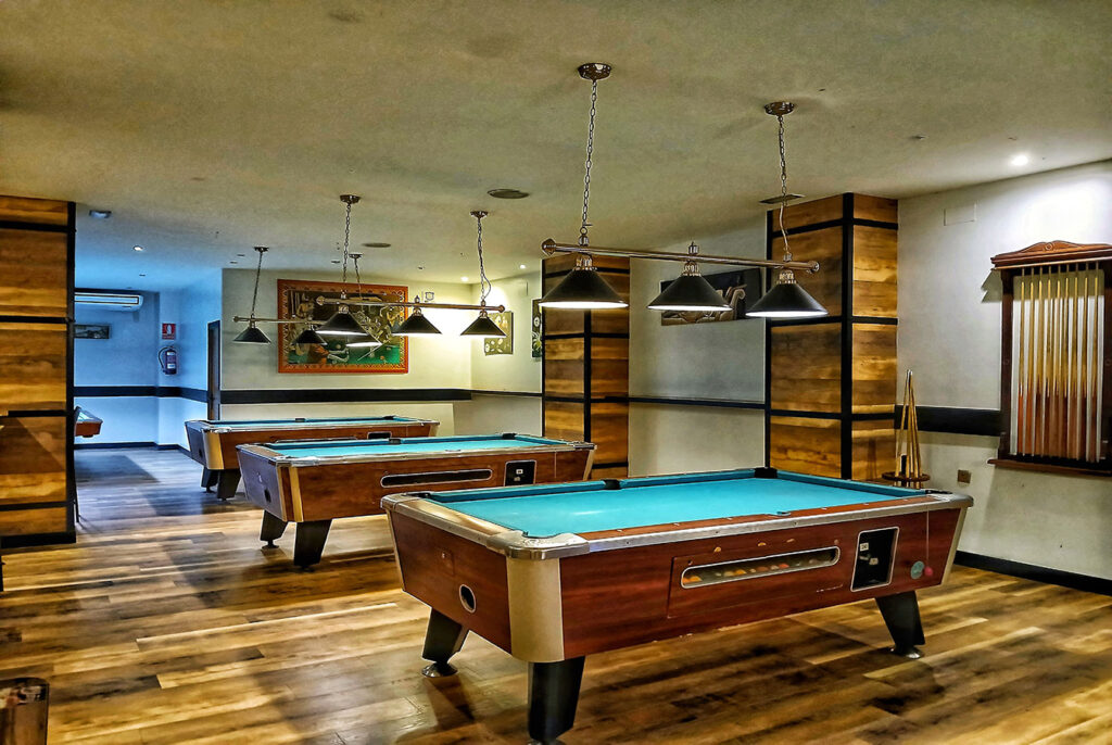 Mesas de Billar y Palos en su estante - Massé Drinks & Pool