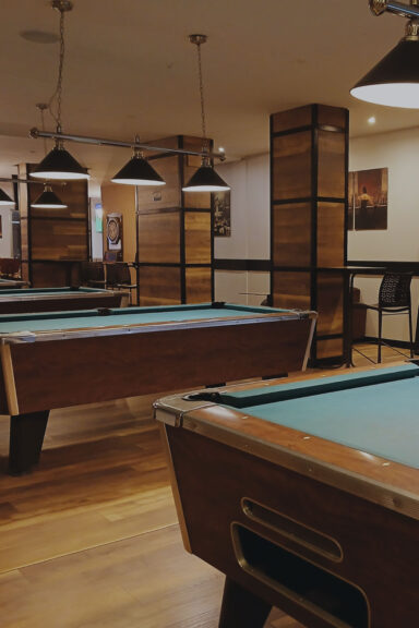 Mesas en el salón de Billar - MASSÉ Drinks & Pool
