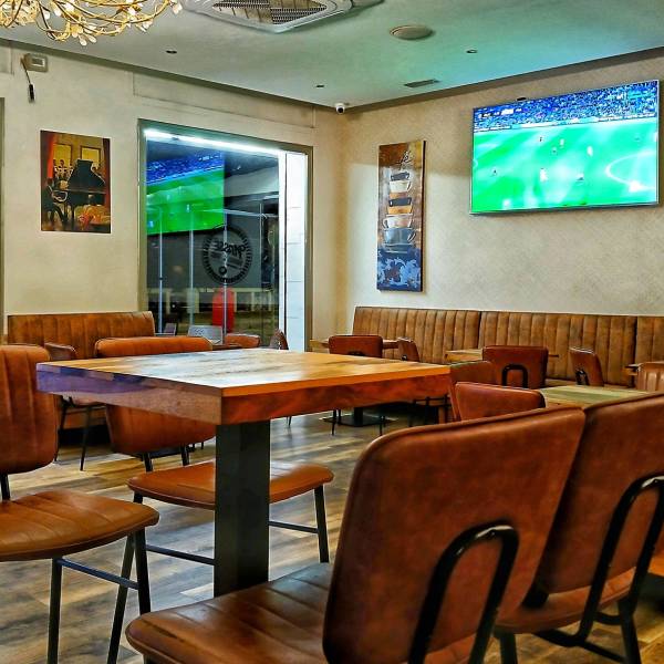 Mesas y TV con vistas al Paseo Marítimo - MASSÉ Drinks & Pool